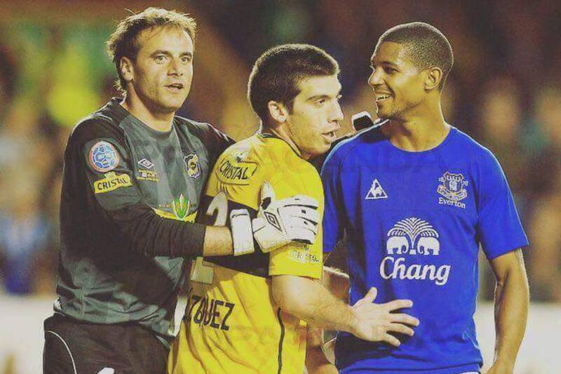 Gustavo Dalssaso jugando por Everton contra el Everton.