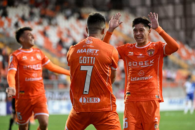 El delantero loíno anotó un triplete ante Antofagasta para darle el primer triunfo del año a Cobreloa y escapar de la parte baja de la tabla. (Foto: Aton)