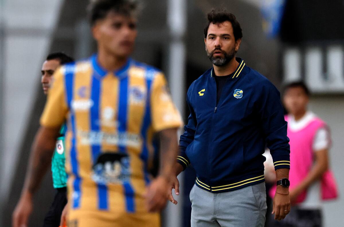 Gustavo Leal, el DT brasileño que dirigió 8 partidos en Everton, fue presentado en su nuevo club