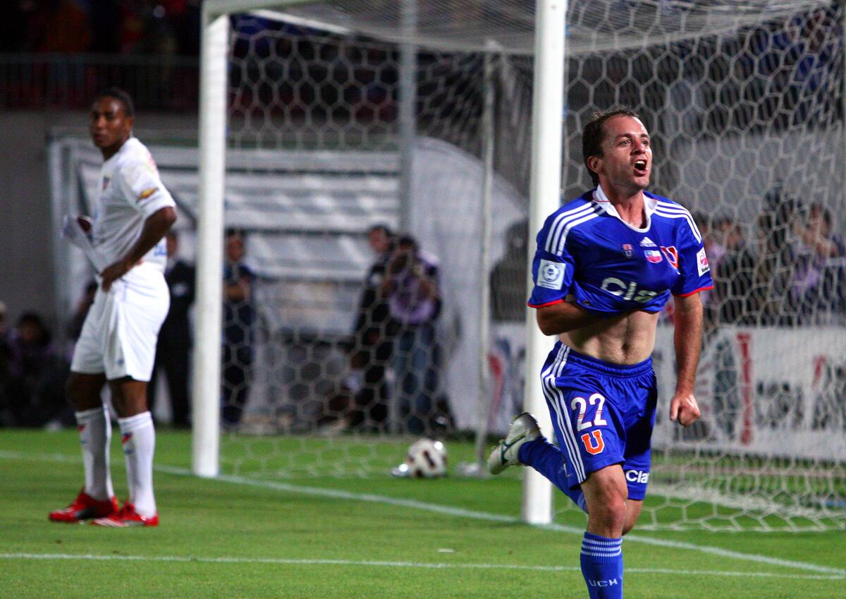 Marcó uno de los tres goles en la final de vuelta de la Copa Sudamericana 2011.