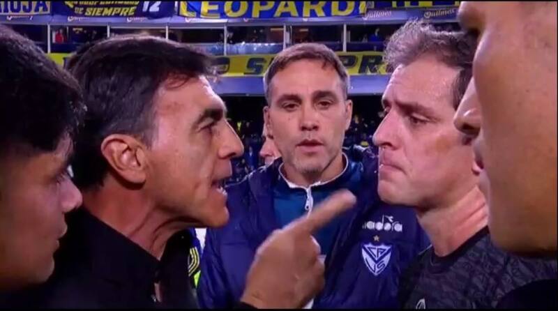 encaró duramente al árbitro luego de perder con Boca Juniors.