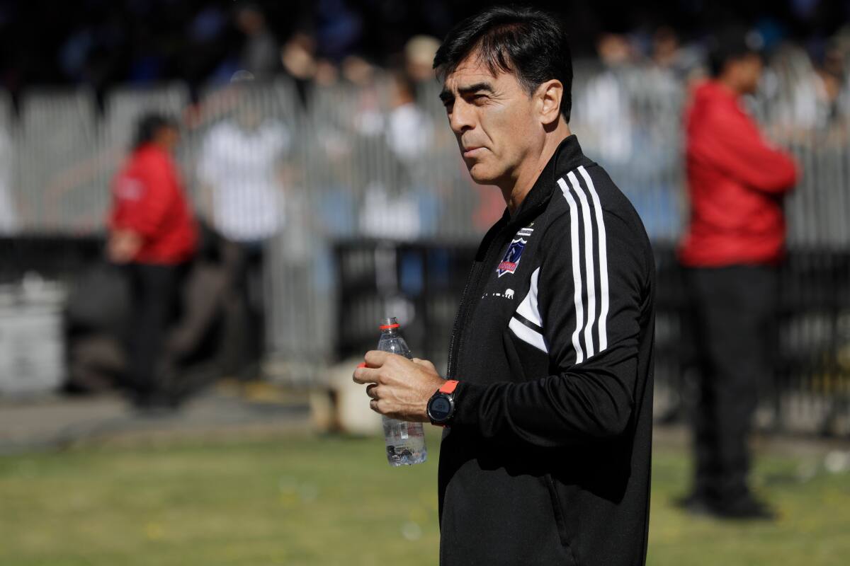 El entrenador Gustavo Quinteros debe tomar algunas decisiones para completar el equipo titular de Colo Colo que debutará en Copa Libertadores. (Crédito: Agencia Aton)