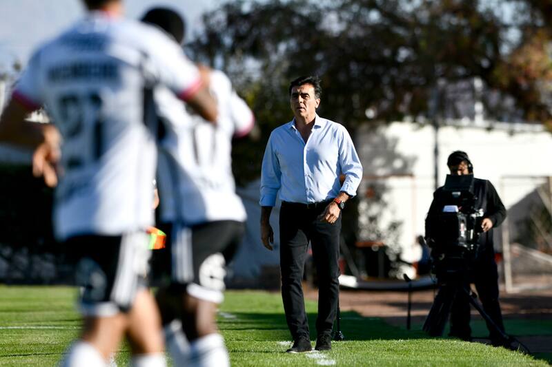 Gustavo Quinteros le bajó el perfil a suplencia de Maxi Falcón en derrota de Colo Colo. Foto: Aton.