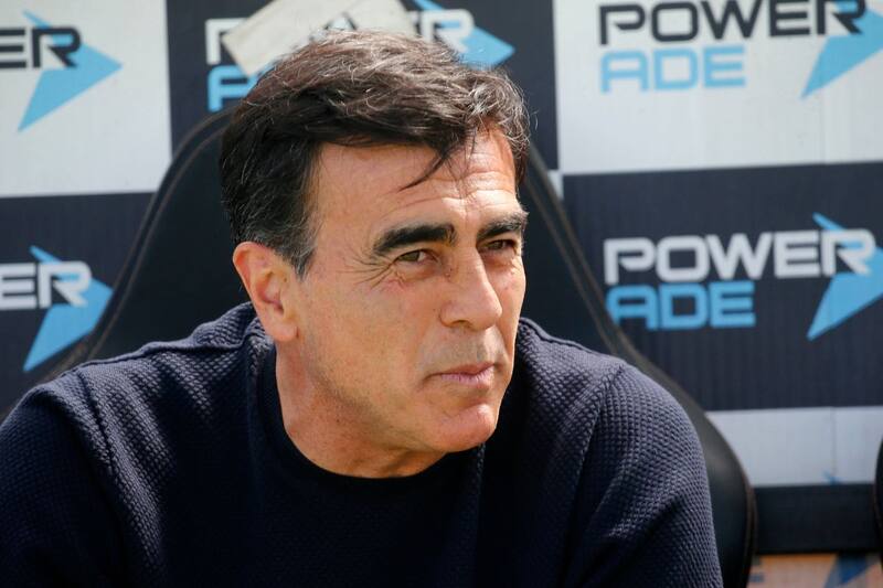 El entrenador de Colo Colo se molestó con las preguntas que los periodistas le hicieron en la zona mixta tras perder con Palestino. Foto: Agencia Aton.