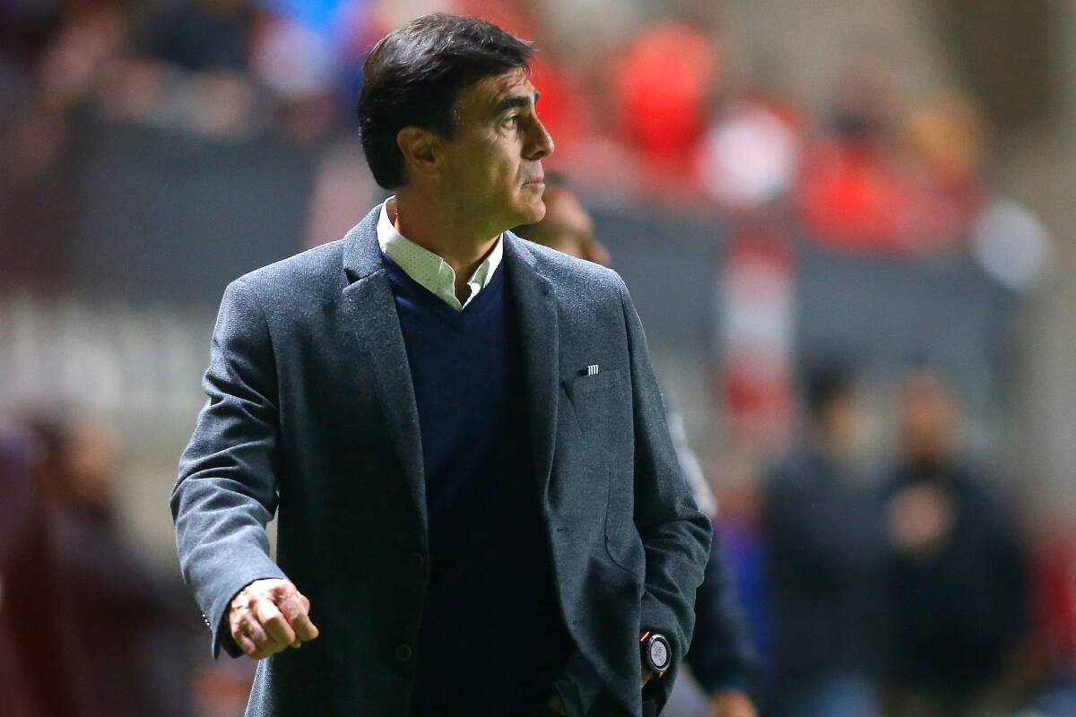 El entrenador Gustavo Quinteros ajusta detalles en Colo Colo para enfrentar a Boca Juniors. (Foto: Agencia Aton)