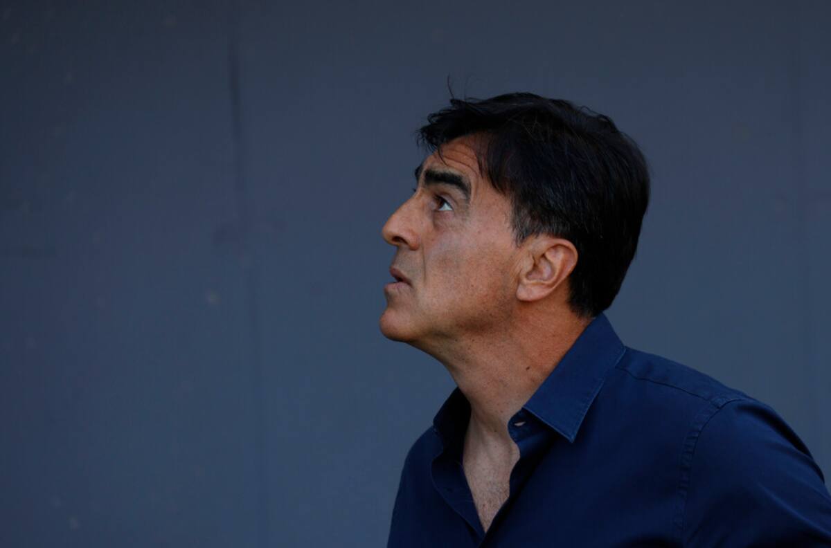 Revelan el nombre del DT por el que Colo Colo espera respuesta para reemplazar a Gustavo Quinteros