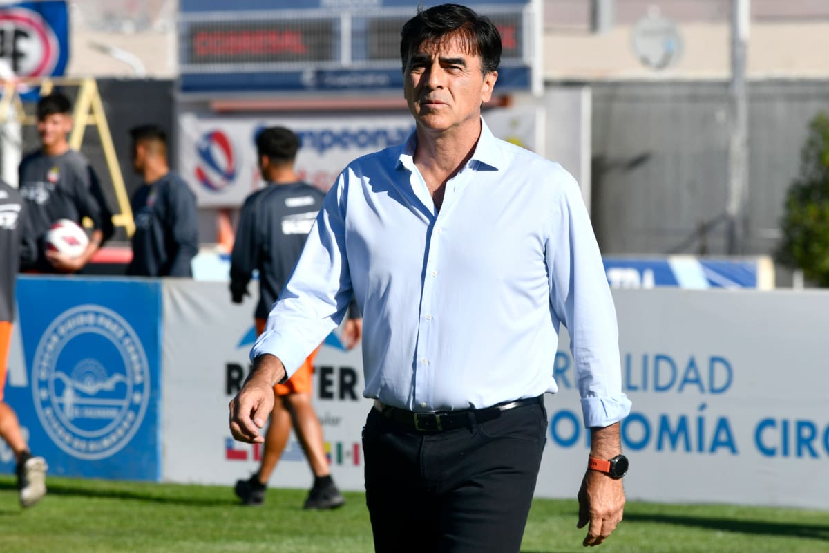 Gustavo Quinteros en la visita de Colo Colo a El Salvador.