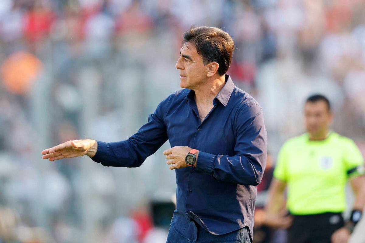 es una de las opciones para asumir en La Roja o reemplazar una inminente salida de Almirón en Colo Colo.