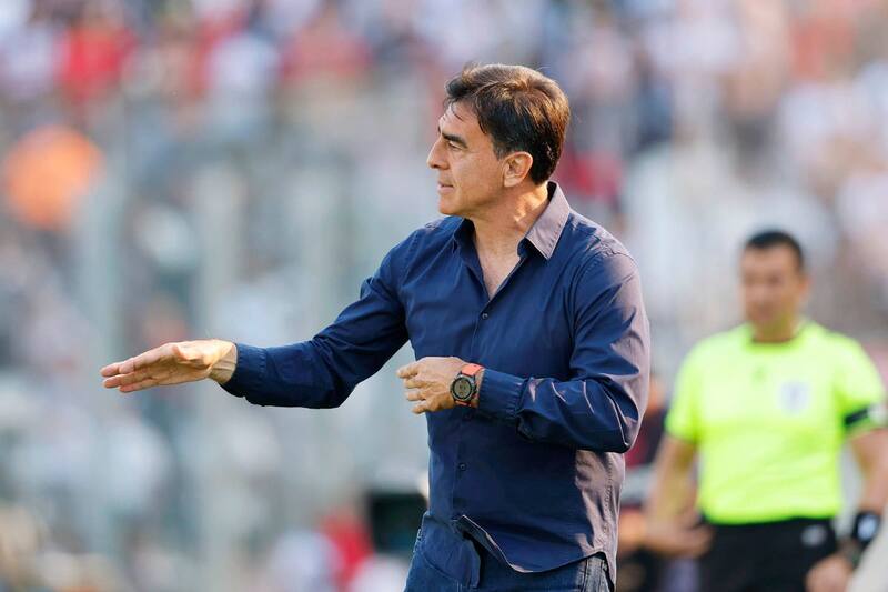 es una de las opciones para asumir en La Roja o reemplazar una inminente salida de Almirón en Colo Colo.