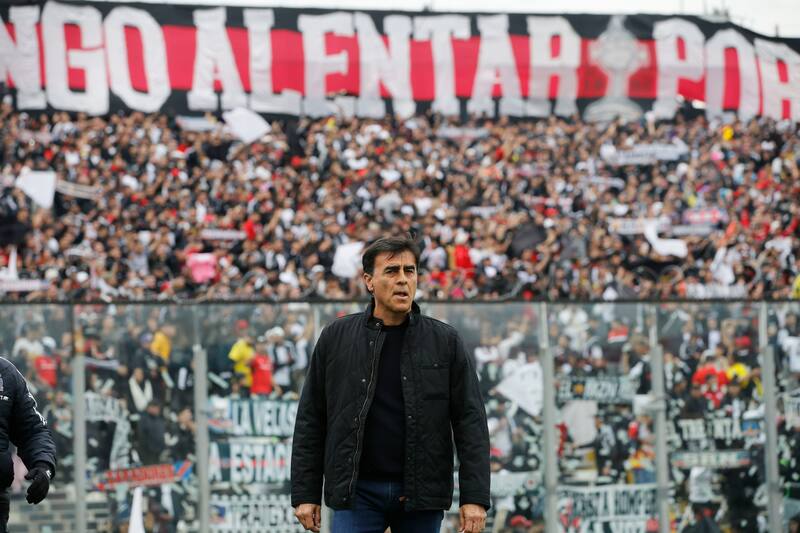 dirigiendo a Colo Colo en el estadio Monumental (Foto: Aton)