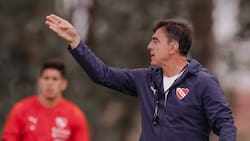 “Existió cierto desgaste”: Gustavo Quinteros tiene en sus manos el futuro de un chileno en Independiente