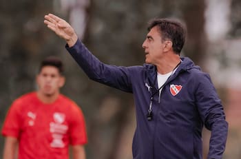 “Existió cierto desgaste”: Gustavo Quinteros tiene en sus manos el futuro de un chileno en Independiente