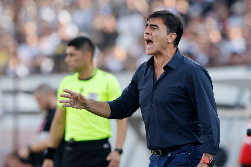 Gustavo Quinteros criticó el planteamiento defensivo de Universidad de Chile en el Superclásico. Foto: Agencia Aton.