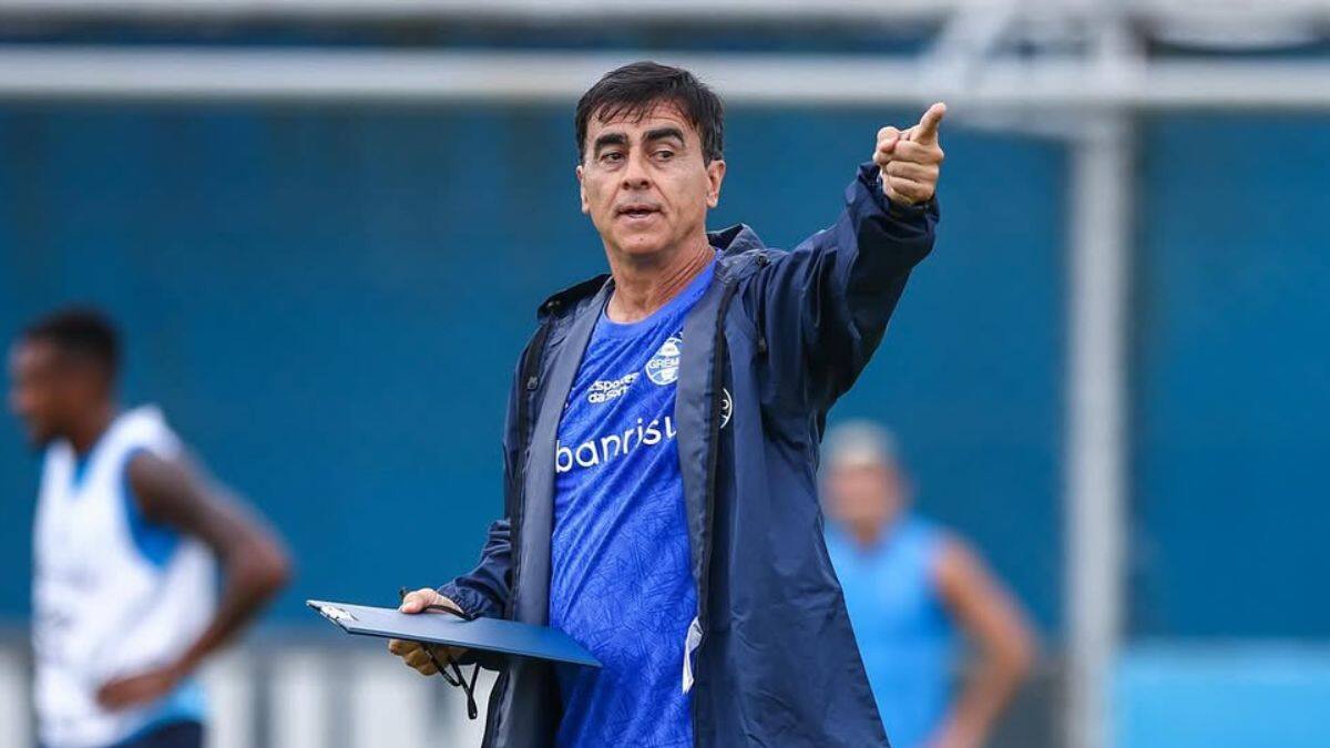 Los dos familiares que podrían llegar con Gustavo Quinteros y generan dudas en Colo Colo