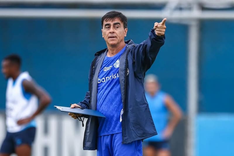 debuta oficialmente al frente de Gremio de Porto Alegre.