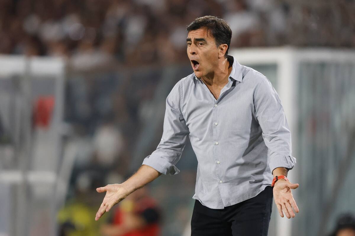 Gustavo Quinteros espera dar con el equipo titular de Colo Colo antes del debut en Copa Libertadores.