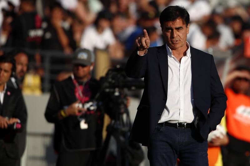 Gustavo Quinteros se quedó sin refuerzo en el puesto de lateral derecho.