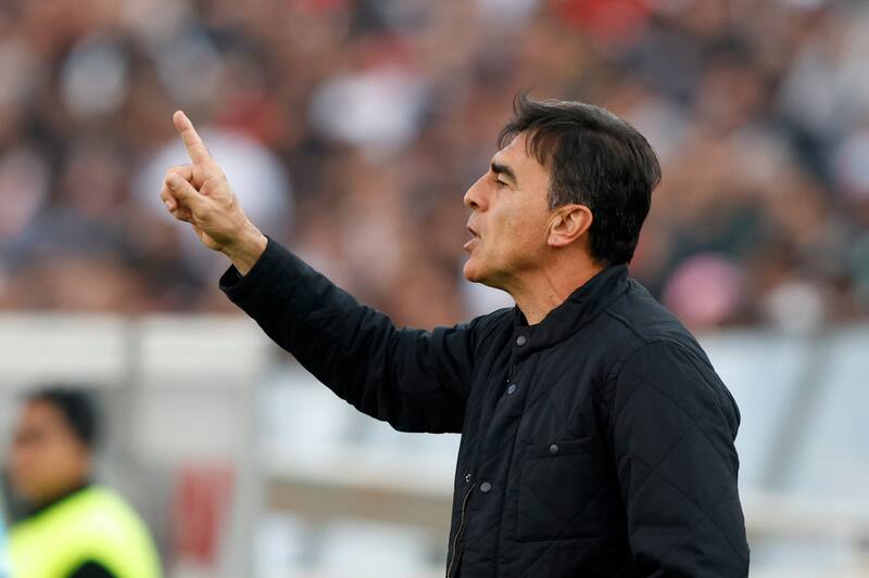 El técnico de Colo Colo mueve las piezas para reemplazar a Carlos Palacios en el ataque frente a Universidad Católica. (Foto: Agencia Aton)