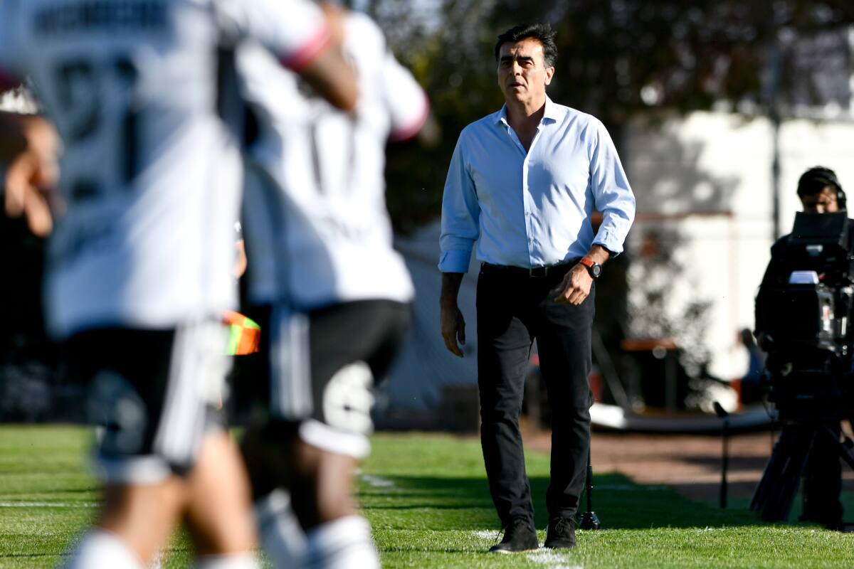 Gustavo Quinteros podría volver a probar la línea de tres defensas en Colo Colo, tal como ocurrió en 2022.