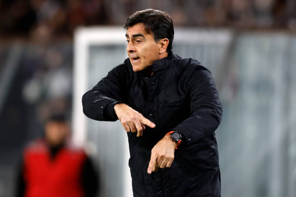 mira el reloj y analiza su continuidad en Colo Colo (Foto: Photosport)