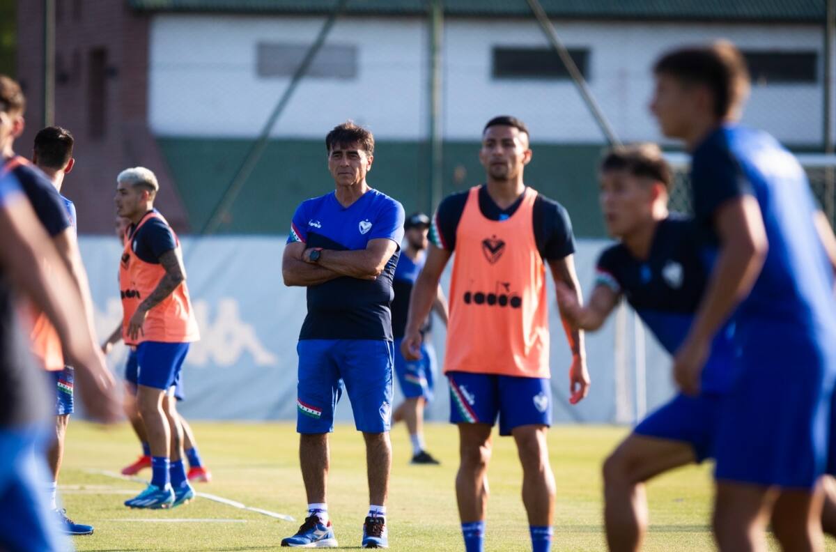 Busca otro dolor de cabeza: El Polémico jugador que Gustavo Quinteros quiere recuperar