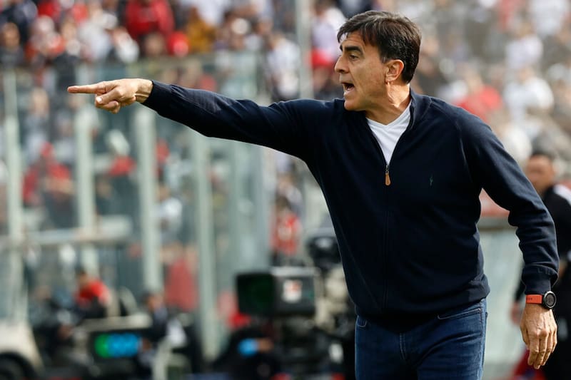 dirigiendo a Colo Colo durante el partido ante Unión La Calera (Foto: Photosport)