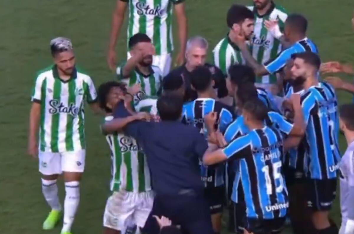 Gustavo Quinteros tuvo su momento de furia en Brasil: ¡golpeó en la cara a un rival y salió expulsado!