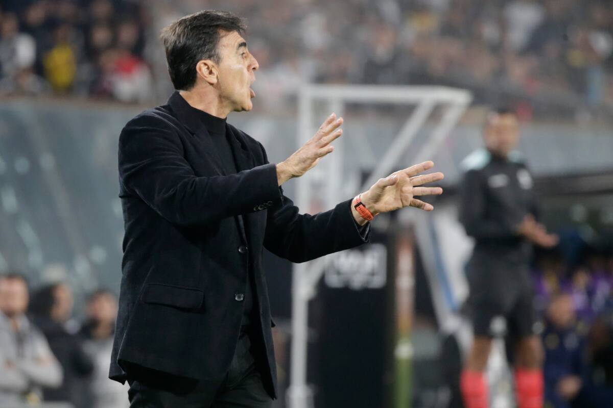 El DT de los Albos habría recriminado a sus jugadores tras la derrota en Copa Libertadores. Foto: Agencia Aton.