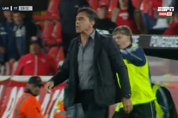 Fuera de sí: el primer escándalo de Gustavo Quinteros en su regreso a Argentina como DT de Independiente