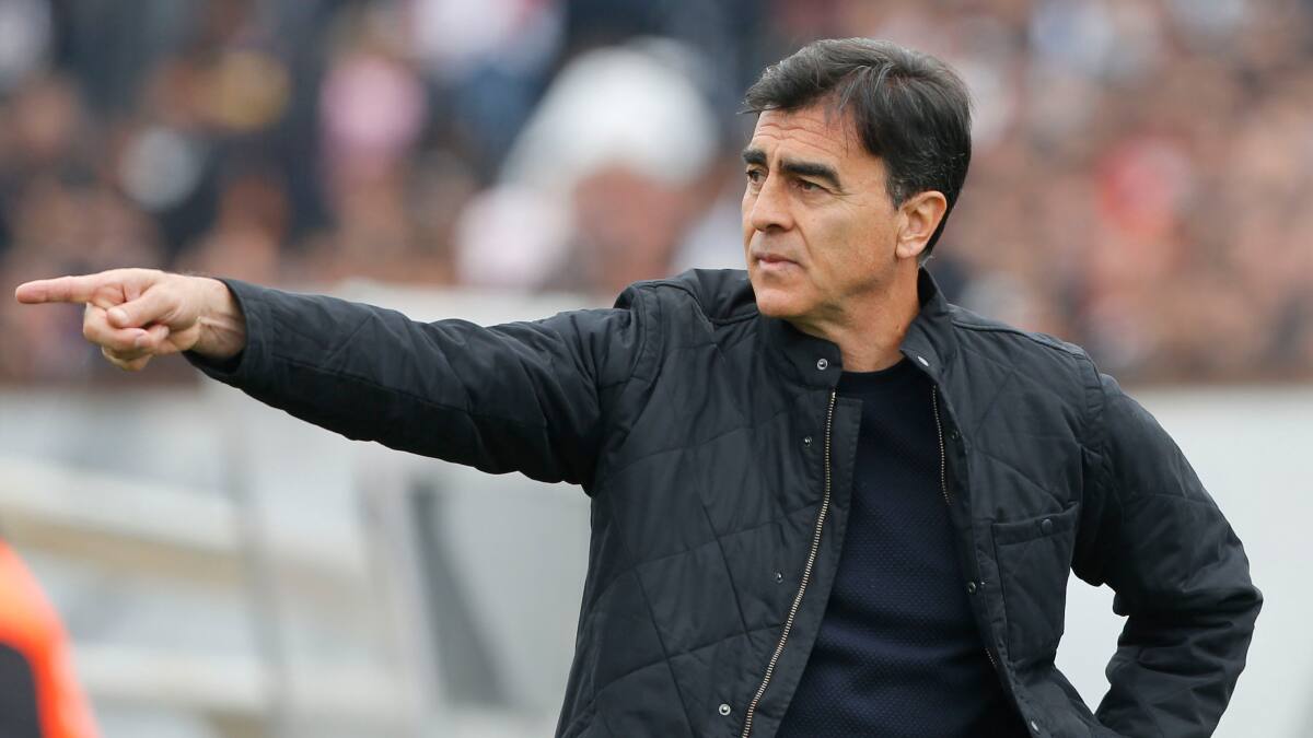 La advertencia de Guarello por la “feroz campaña” para llevar a Gustavo Quinteros a La Roja