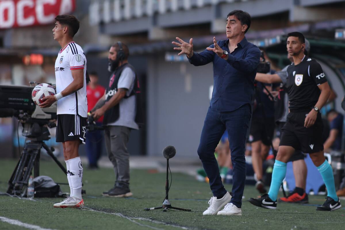 dirigiendo a los albos ante Audax (Foto: Colo Colo)