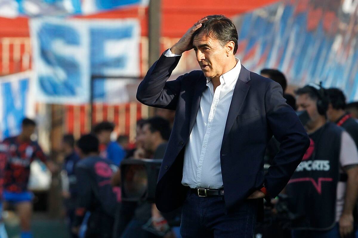 El entrenador de los albos vive una temporada irregular, alejada de la expectativa.
Dragomir Yankovic/Photosport