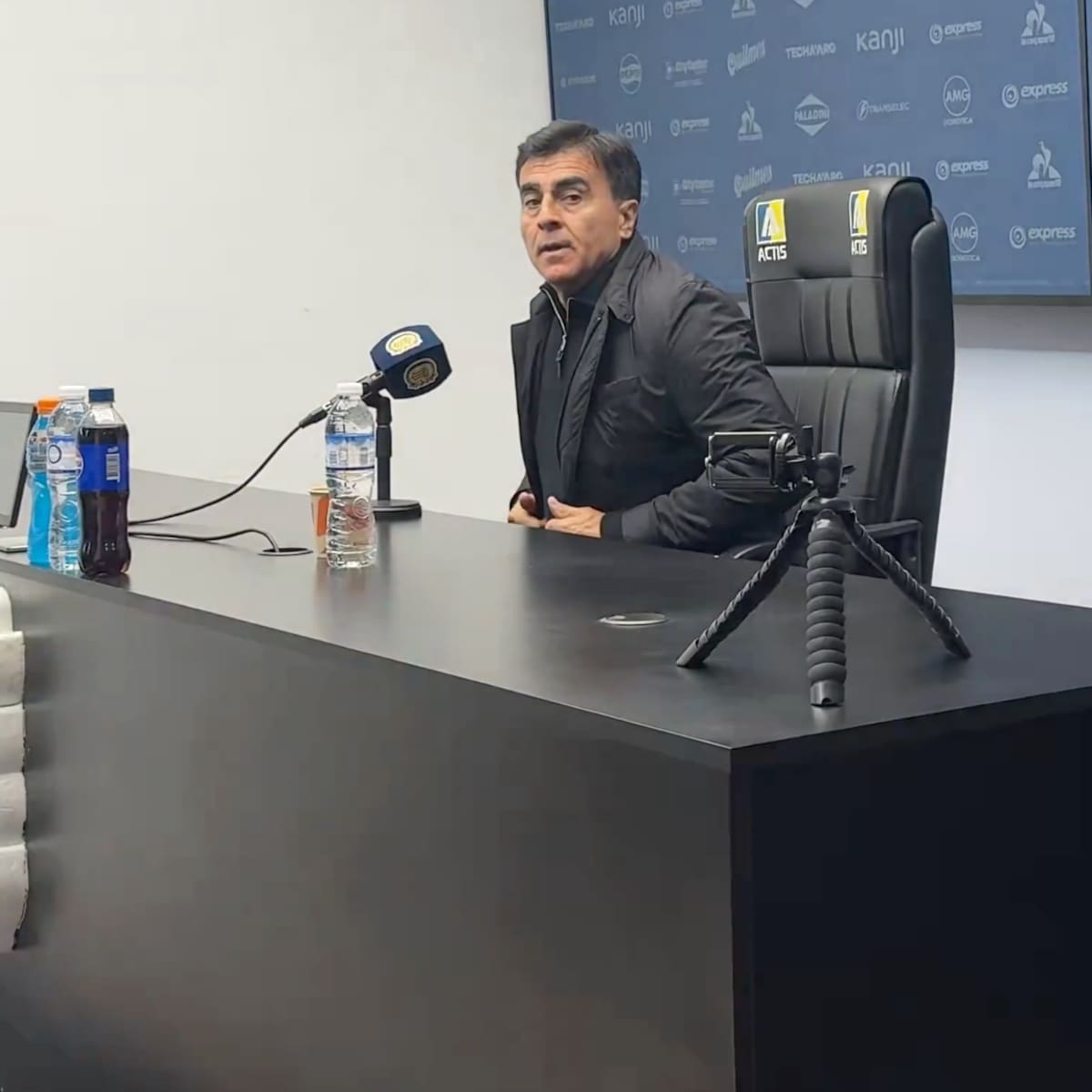 VIDEO | Gustavo Quinteros sorprendió a todos en Argentina con su conferencia de prensa más polémica: “No me siento cómodo”