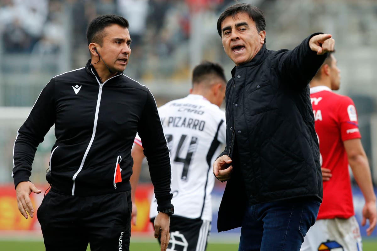 Gustavo Quinteros dirigiendo a Colo Colo ante Universidad Católica por la Copa Chile (Foto: Aton)