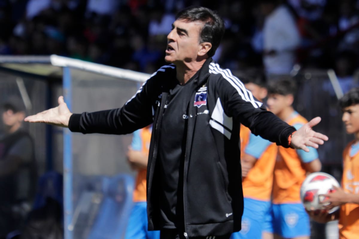 Gustavo Quinteros debe tomar una importante decisión en las últimas horas antes del debut de Colo Colo en Copa Libertadores. (Captura: Agencia Aton)