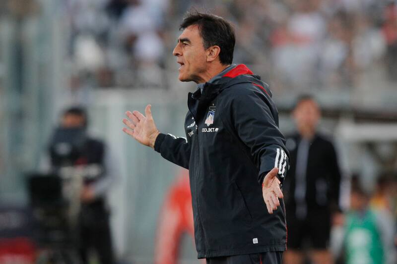 El entrenador de Colo Colo dirigiendo en la semifinal vuelta de la Copa Chile 2023 ante Cobreloa. (Foto: Agencia Aton)