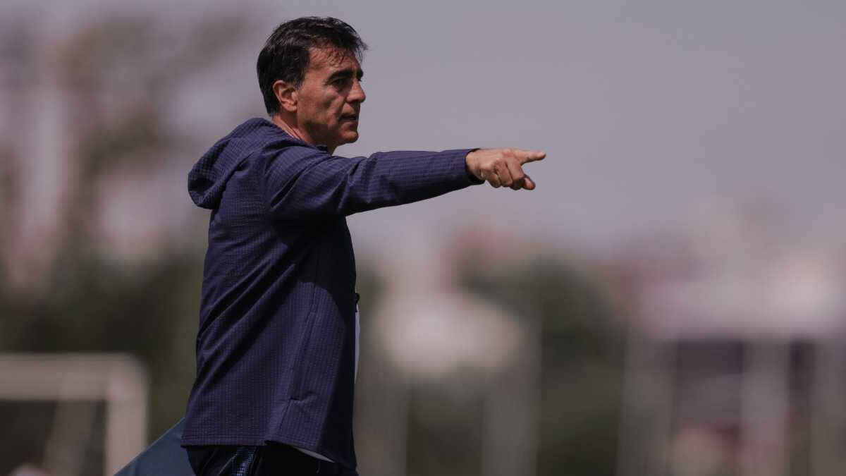 ¿Incluidos los chilenos? Gustavo Quinteros saca la podadora y 20 jugadores se irían de Independiente