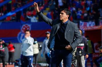 Gustavo Quinteros le puede arruinar los planes a la U en este mercado: se mete en la pelea por David Martínez