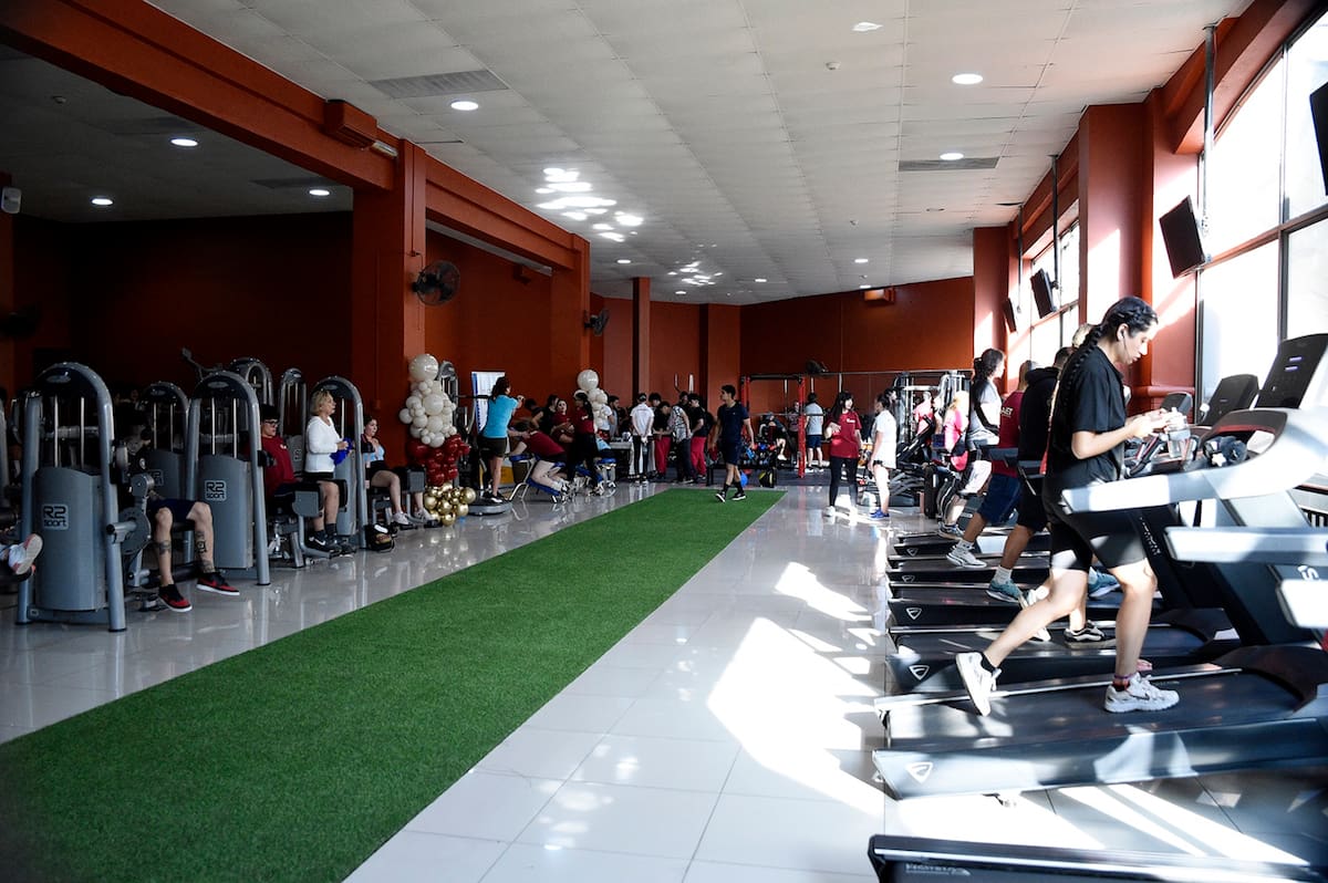 La cadena inauguró su cuarto recinto y espera llegar a 50, sumando Santiago y regiones. Foto: Cedida Gym Planet.