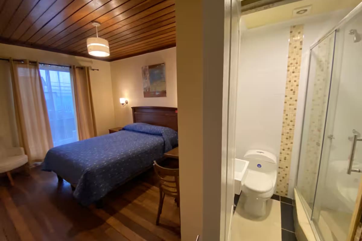 Este alojamiento sencillo permite alojarse en la ciudad costera. Créditos: Airbnb.