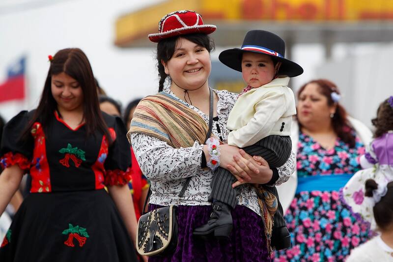 Temuco, 18 de septiembre 2017.
Habitantes de la comuna de Freire, desfilan en honor a las fiestas patrias por El Centro de la comuna.
Ramon Monroy/AtonChile