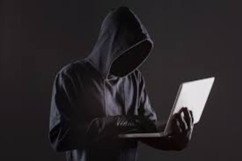 Marco Almonacid es la mente maestra de un grupo de hackers y por su habilidad para vulnerar sistemas informáticos, fuentes judiciales y de fiscalía lo llegan incluso a catalogar como una “eminencia”.