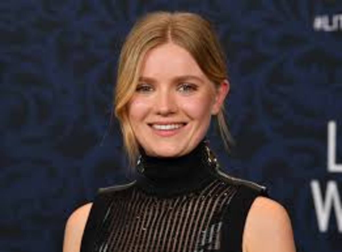 Hadley Robinson como Halle