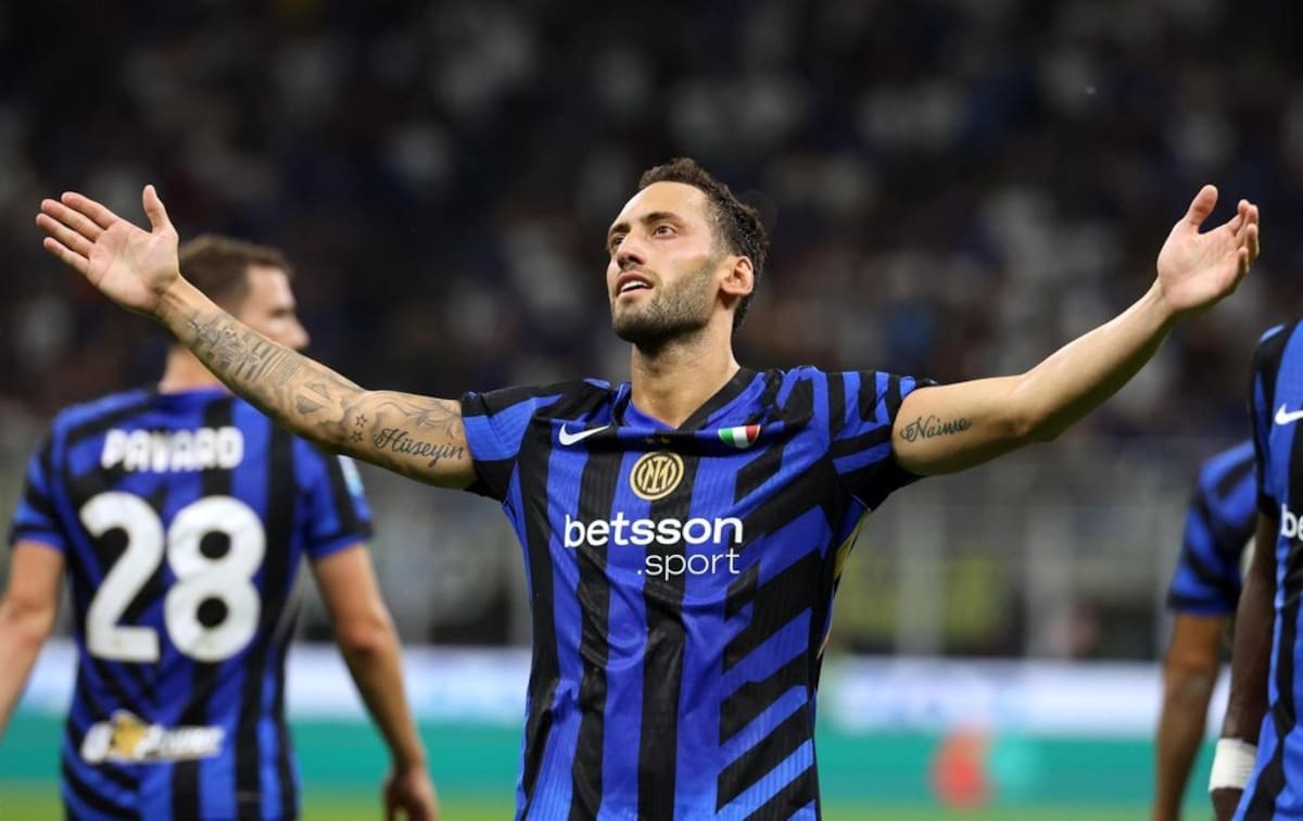 Hakan Çalhanoğlu hizo recordar el paso de Alexis Sánchez por el Inter de Milán. Foto: EFE.