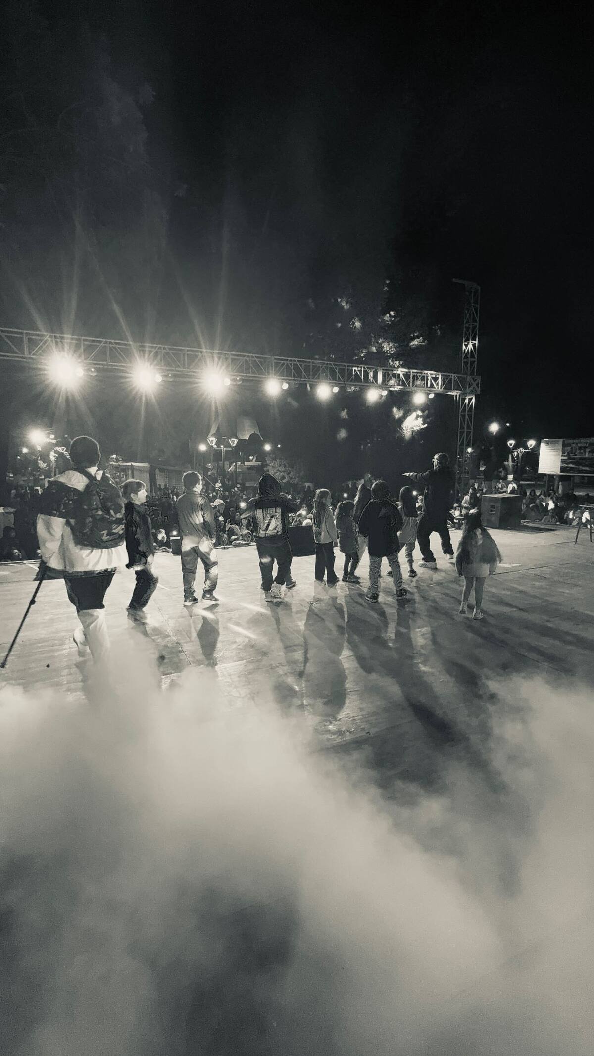 Hans Valdés con los niños arriba del escenario en su evento