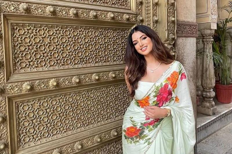 La ex Miss Universo deslumbra con vestimenta tradicional de India.