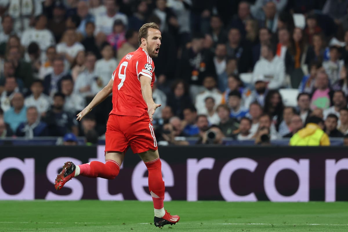 El delantero inglés del Bayern Munich, Harry Kane, celebra el segundo gol de su equipo en la ida, jugada en el Santiago Bernabéu. Foto: EFE.