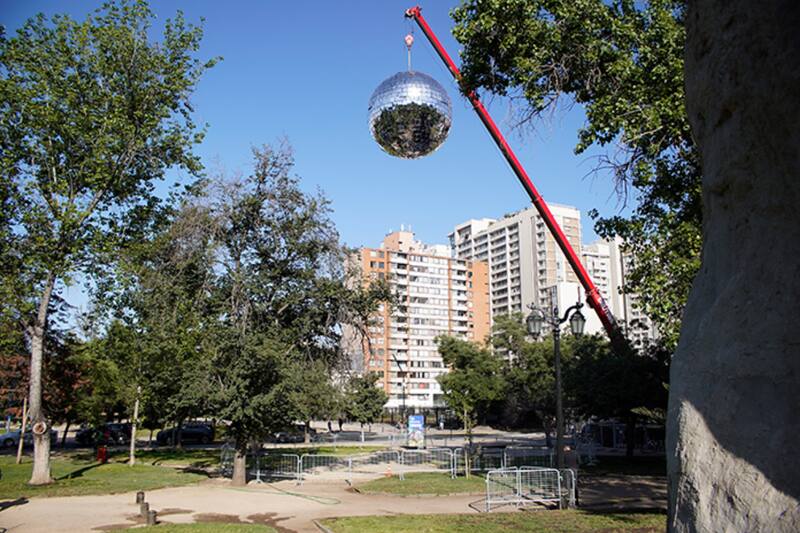 "Bola Disco" de Michel de Broin (Canadá).