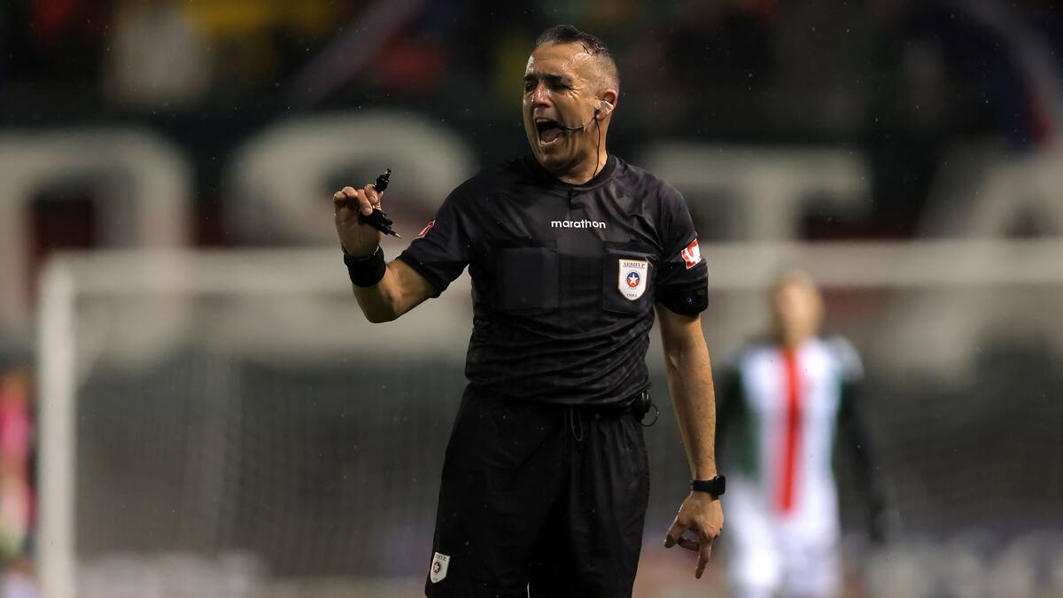 Columna de Hugo Marcone: La justicia es ciega; los árbitros chilenos, también