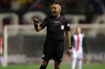 Columna de Hugo Marcone: La justicia es ciega; los árbitros chilenos, también